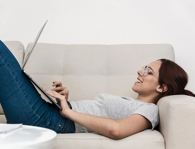 Mujer descansando en el sofá de una casa climatizada con CoolSmart