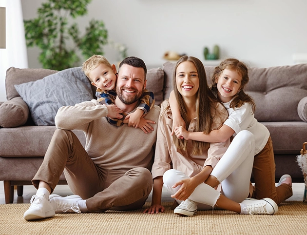 Familia disfrutando del confort en casa con climatización CoolSmart